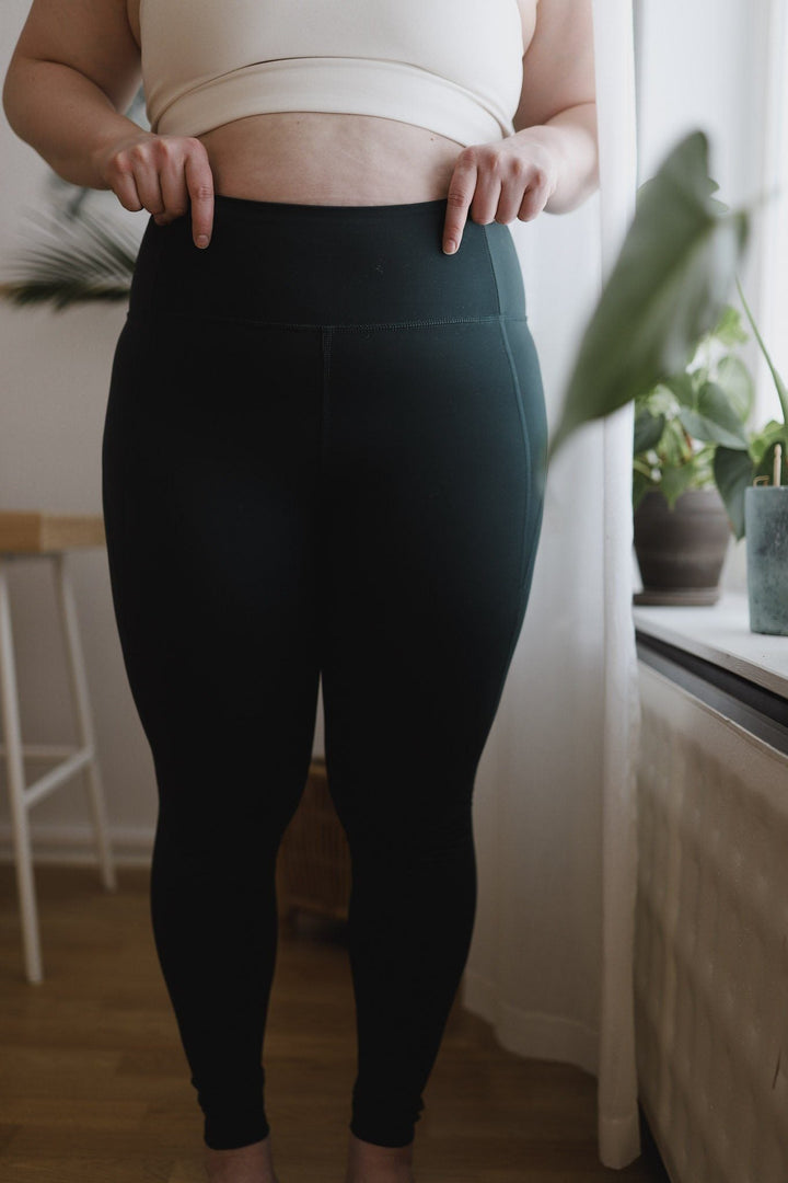 W's Compressive Leggings - 7/8 - Made From Recycled Plastic Bottles Pants Girlfriend Collective