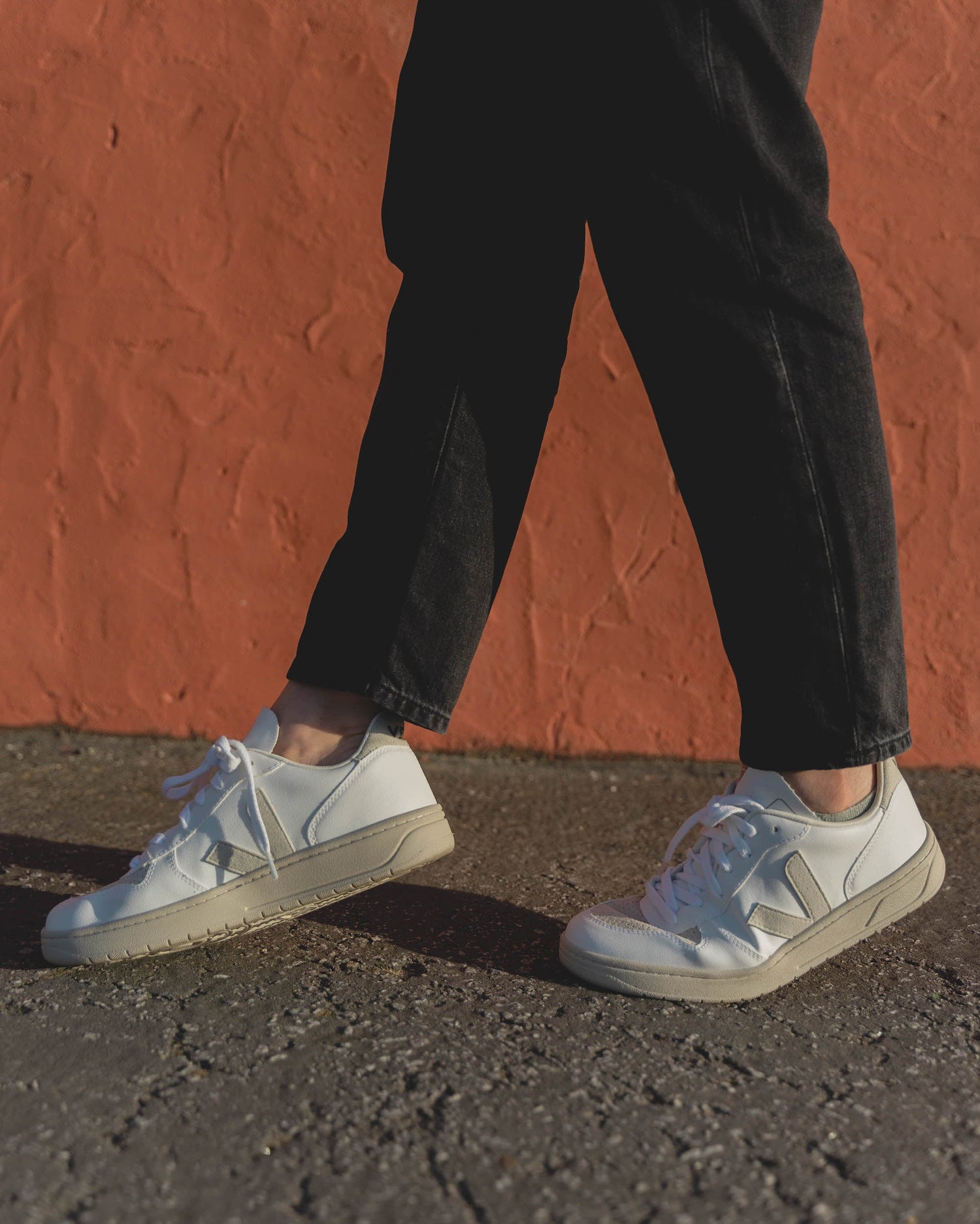 Veja W's V-10 CWL - Cotton Worked as Leather White Sun Peach Shoes