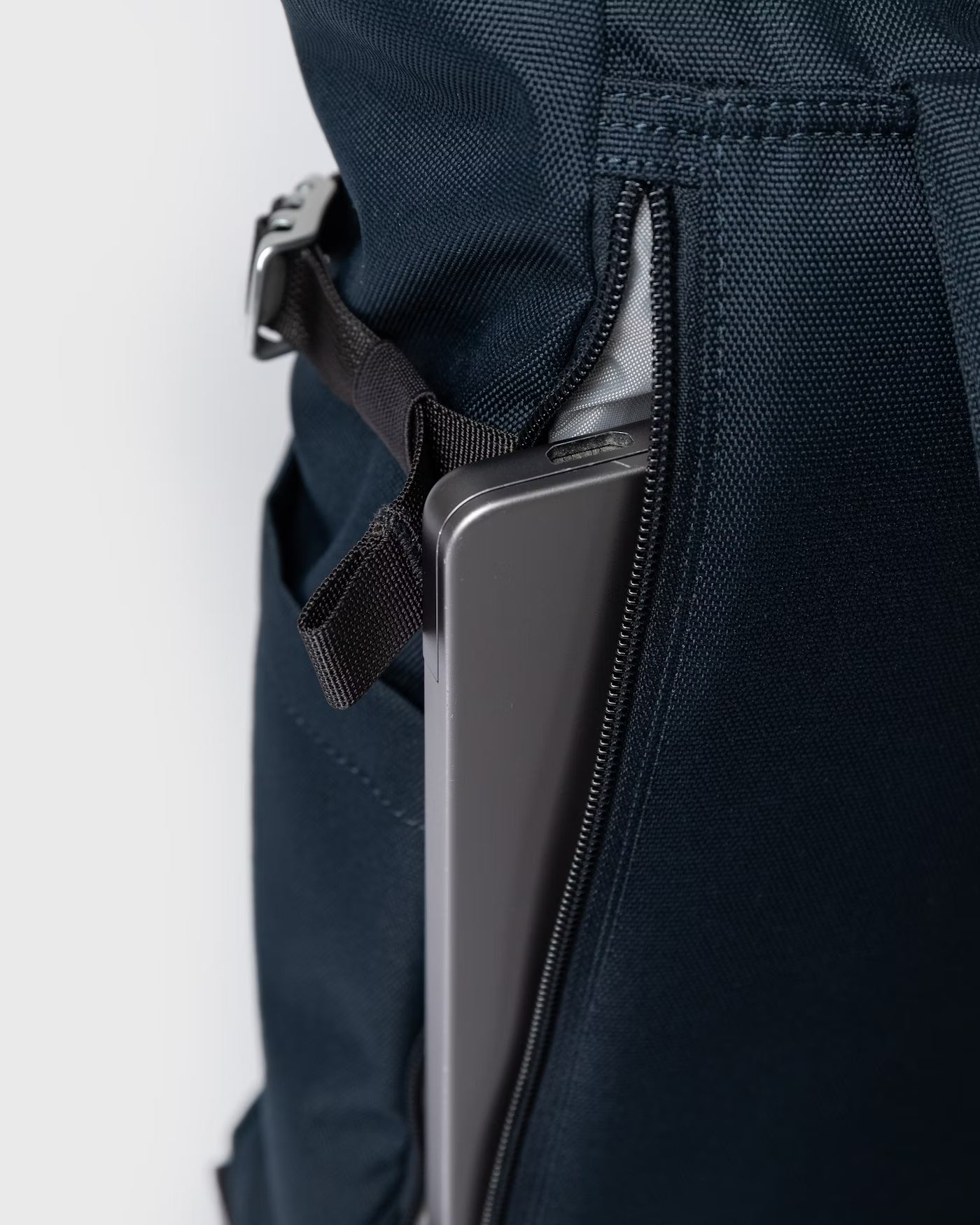 Sandqvist - ICON Rolltop Backpack M - Weekendbee - sustainable sportswear