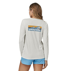 Patagonia W's L/S Cap Cool Daily Graphic Shirt - Waters - Recycled Polyester Boardshort Logo Light Plume Grey: White Shirt