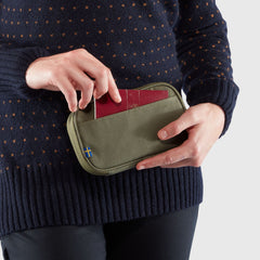 Fjällräven Kånken Travel Wallet - G-1000® HeavyDuty Eco S Green Bags