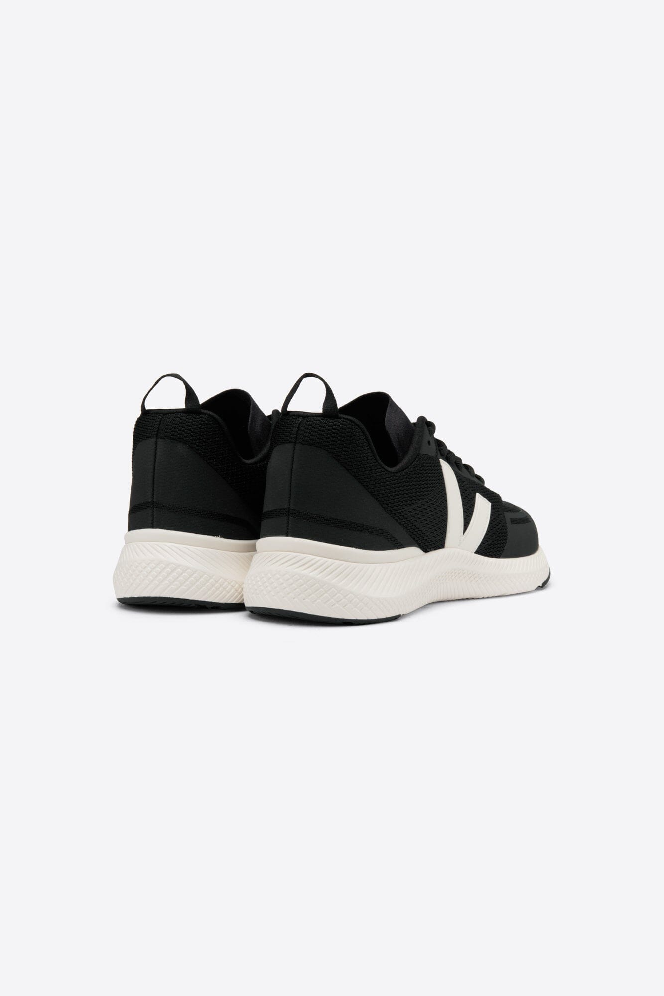 Veja - M's Impala training shoe - Recycled Materials - Weekendbee - sustainable sportswear