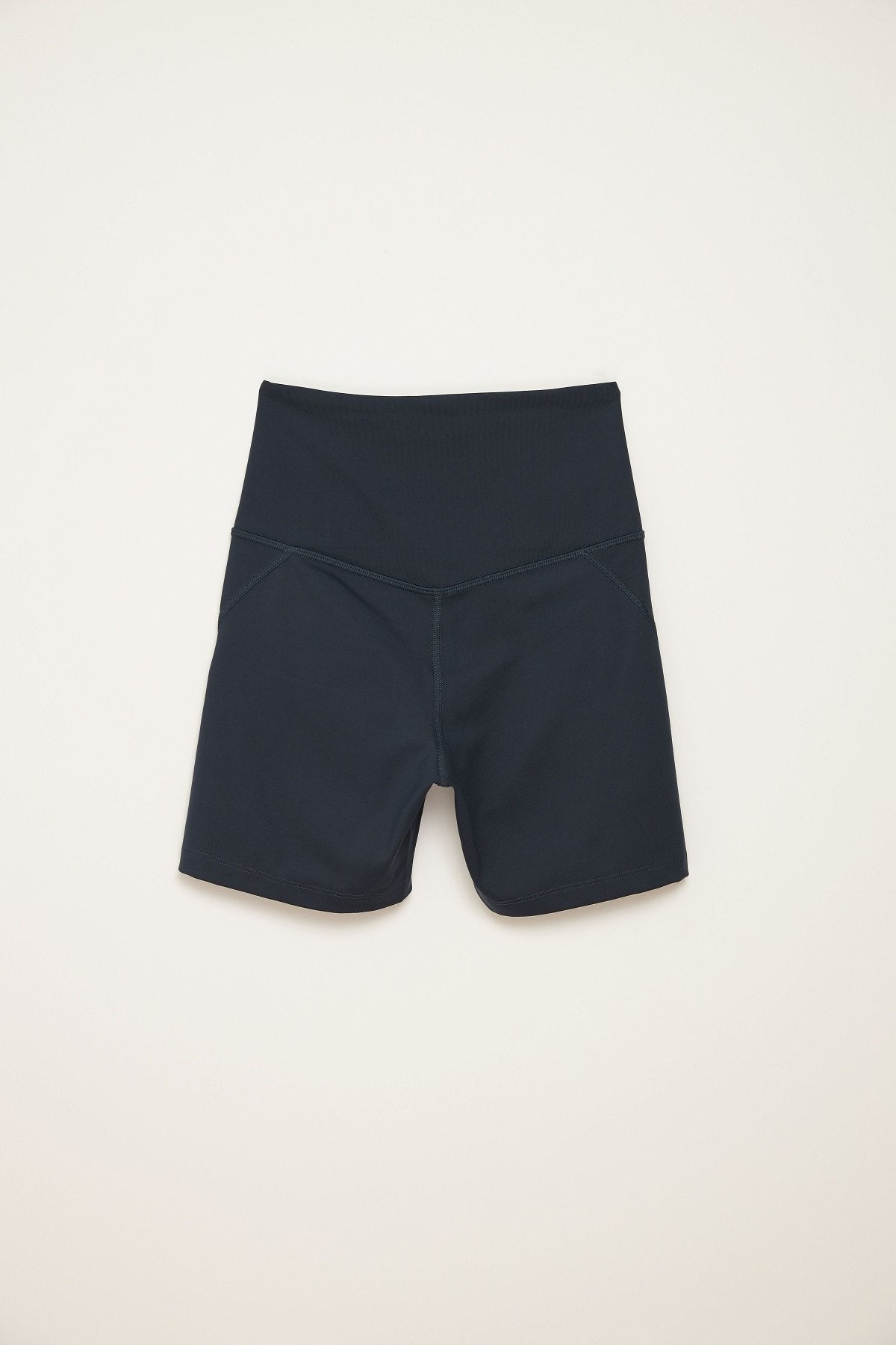 Girlfriend Collective - Run Shorts High-Rise - Made from Recycled Plastic Bottles - Weekendbee - sustainable sportswear