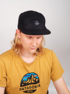 VAI-KØ Kultakero 5-Panel Cap - 100% Linen Black Headwear