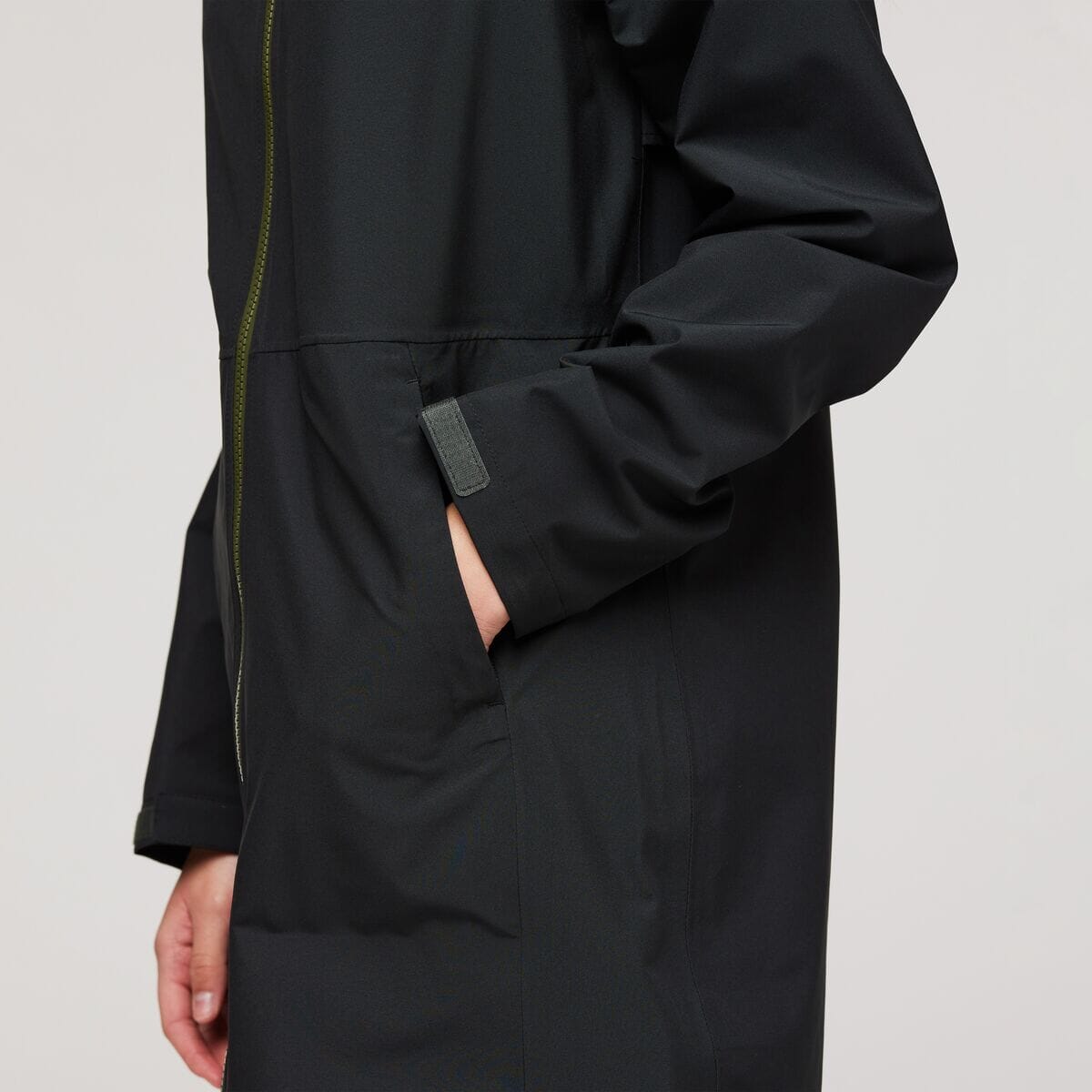 Cotopaxi W's Cielo Rain Trench - 100% recycled polyester All Black Jacket