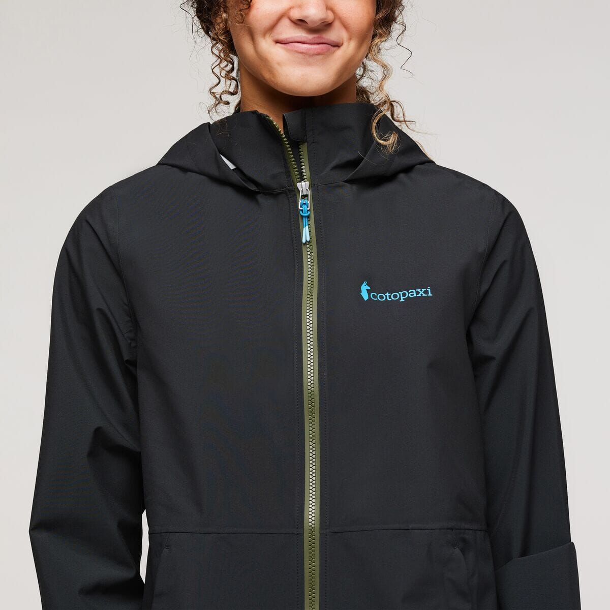 Cotopaxi W's Cielo Rain Trench - 100% recycled polyester All Black Jacket