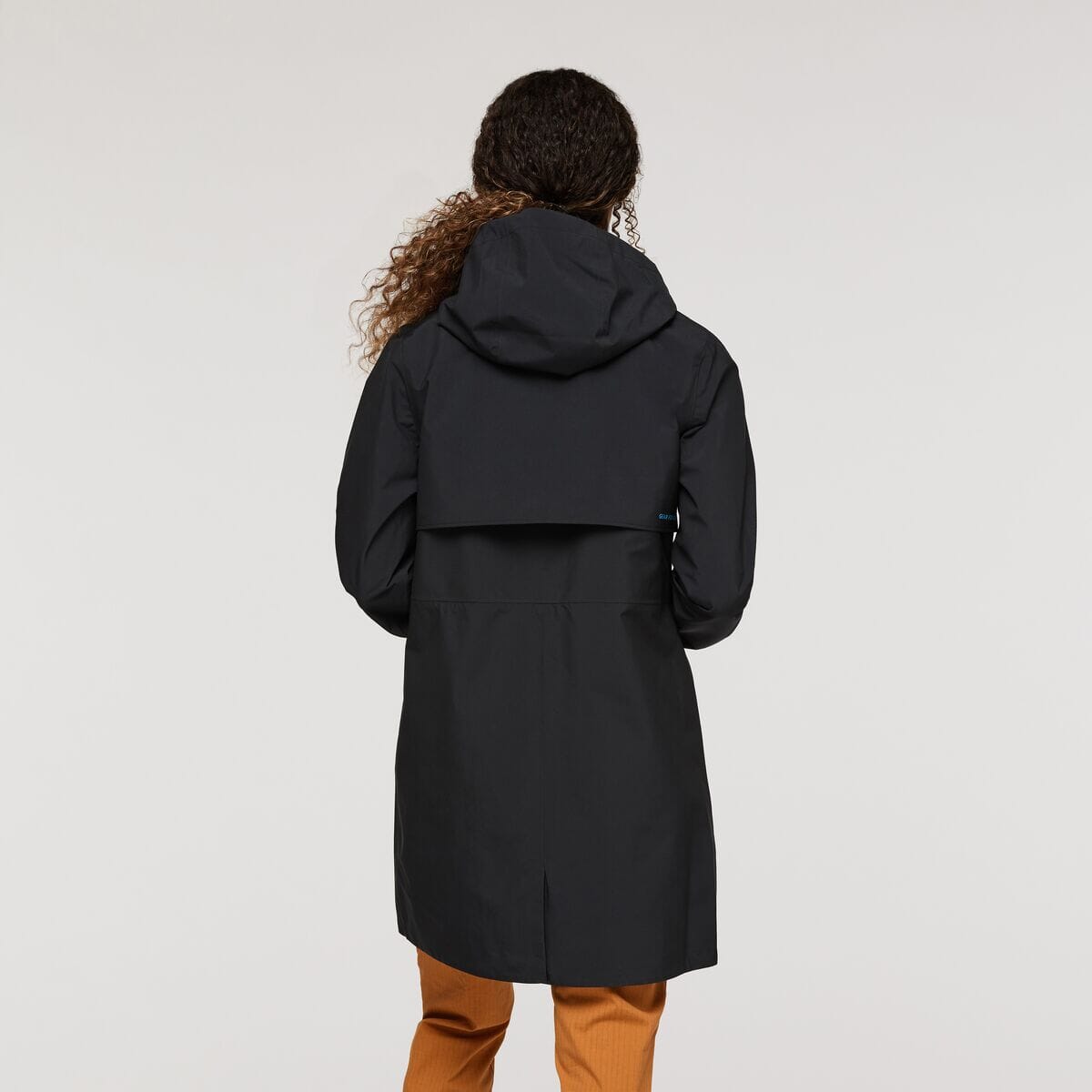 Cotopaxi W's Cielo Rain Trench - 100% recycled polyester All Black Jacket