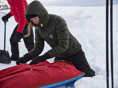 Fjällräven - W's Expedition Pack Down Hoodie - Recycled Nylon & Traceable Down - Weekendbee - sustainable sportswear