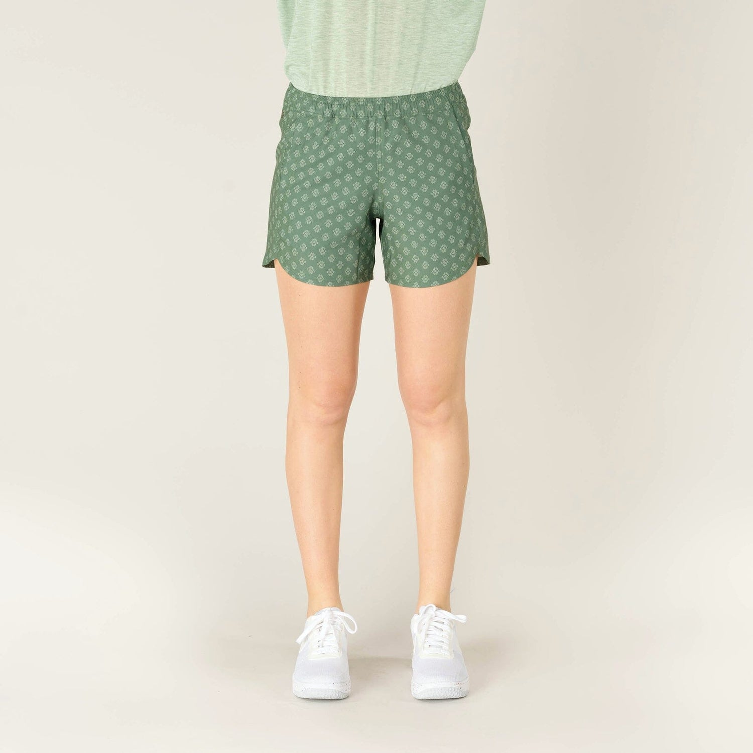 Sherpa W's Sajilo Pull-On Short - 100% Recycled polyester Thyme Micro Geo Pants